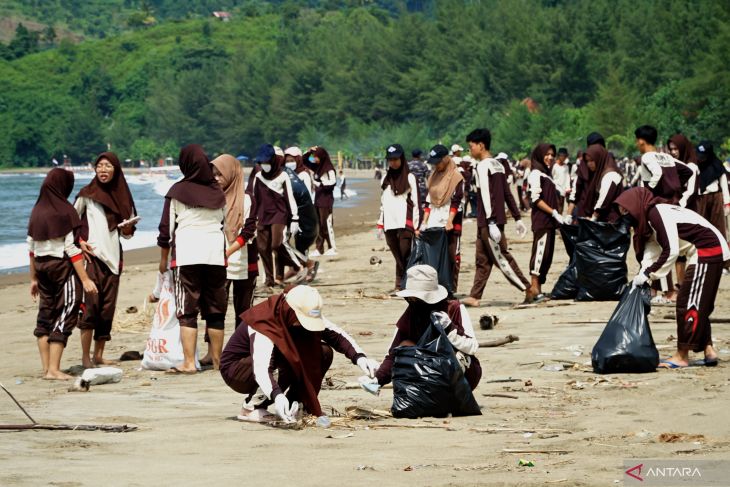 Aksi bersih pantai di Tulungagung