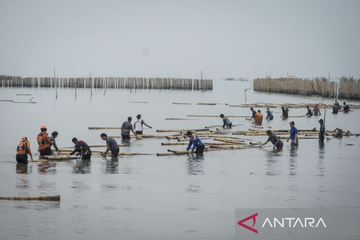KKP bongkar sisa pagar laut di Tangerang