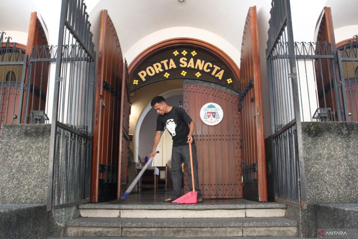 Persiapan Paskah di gereja Katedral Ijen Malang