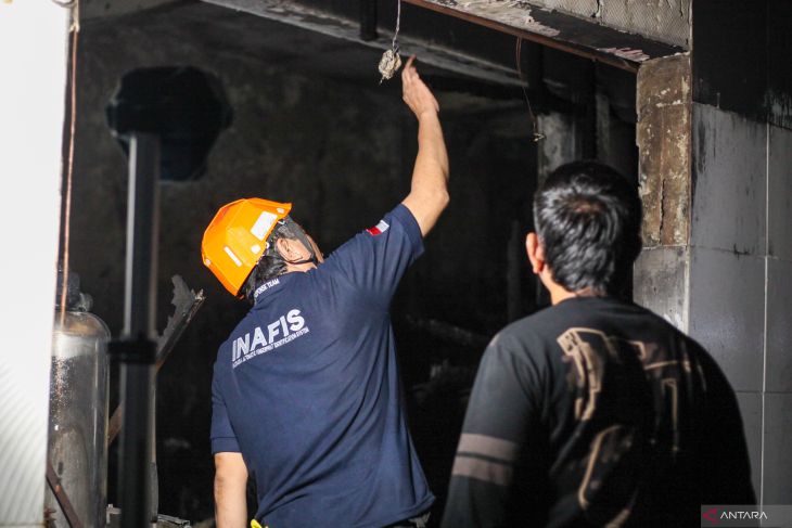 Kebakaran rumah toko di Surabaya