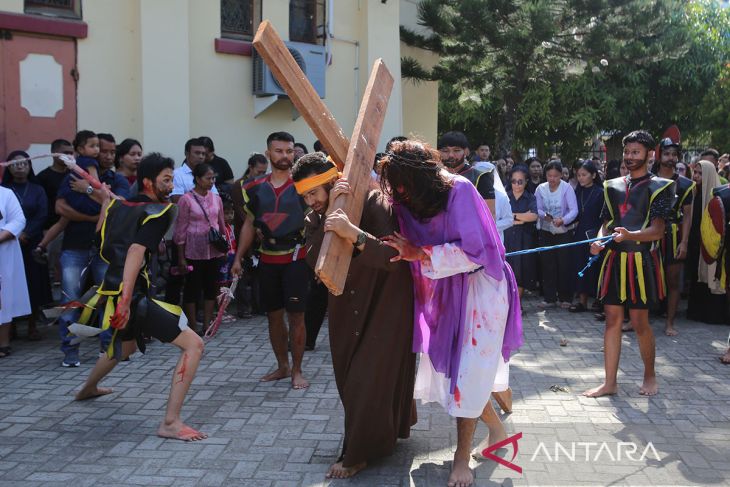 FOTO - Prosesi jalan salip di gereja, Aceh