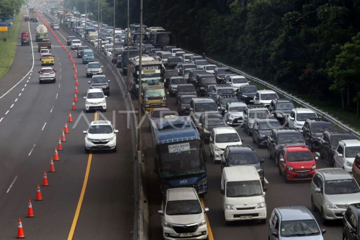 Kepadatan kendaraan menuju jalur wisata Puncak