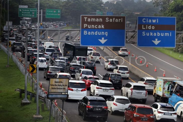 Kepadatan kendaraan menuju jalur wisata Puncak