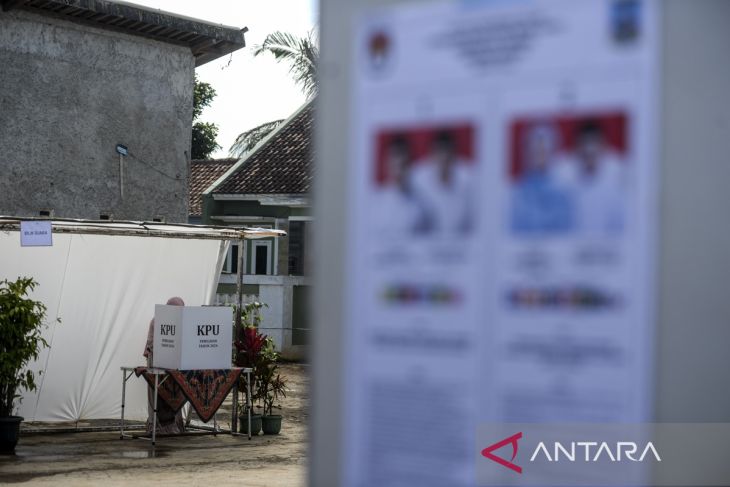 Petugas KPPS PSU Pilkada Kabupaten Serang mengenakan seragam sekolah