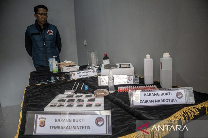 Pengungkapan rumah industri tembakau sintetis di Cimahi