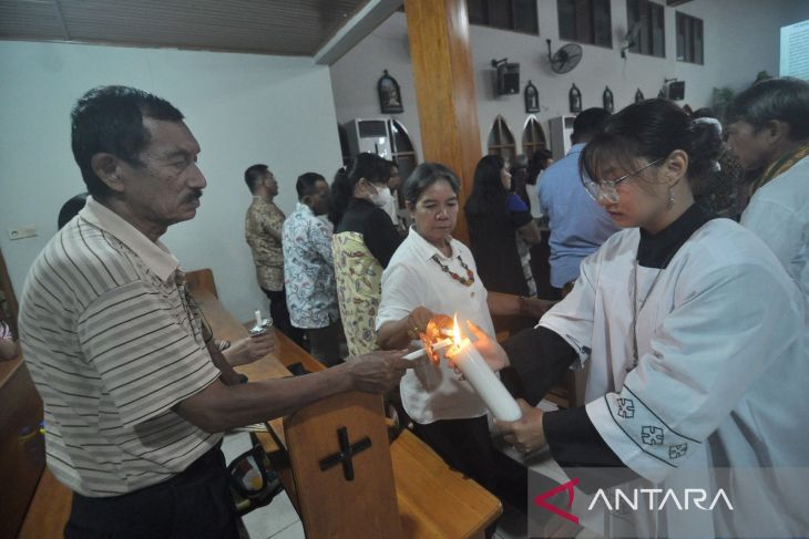 Misa Vigili malam Paskah di Bengkulu