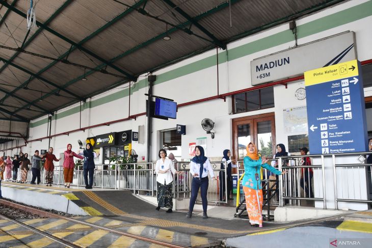Peringatan Hari Kartini di Stasiun KA Madiun