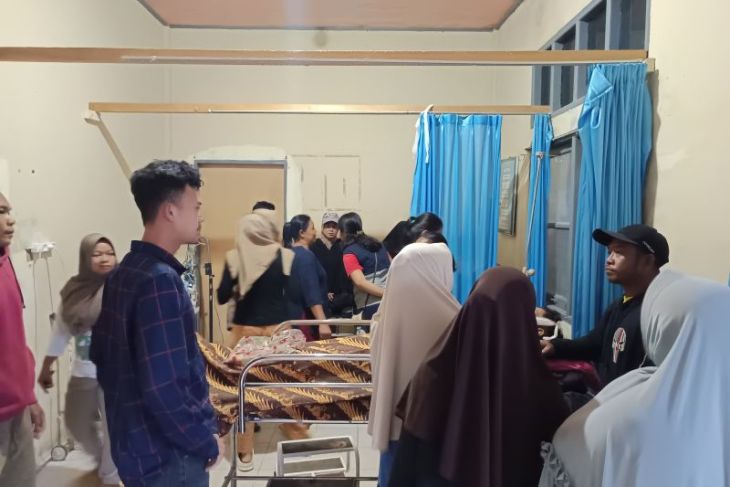 Pohon tumbang menimpa ibu dan anak di Nanga Mahap Sekadau