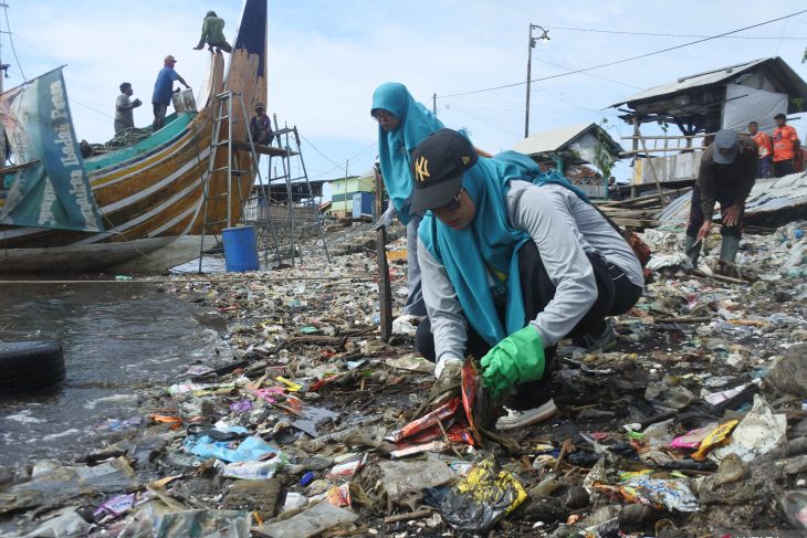 Bersih-bersih pantai memperingati Hari Bumi