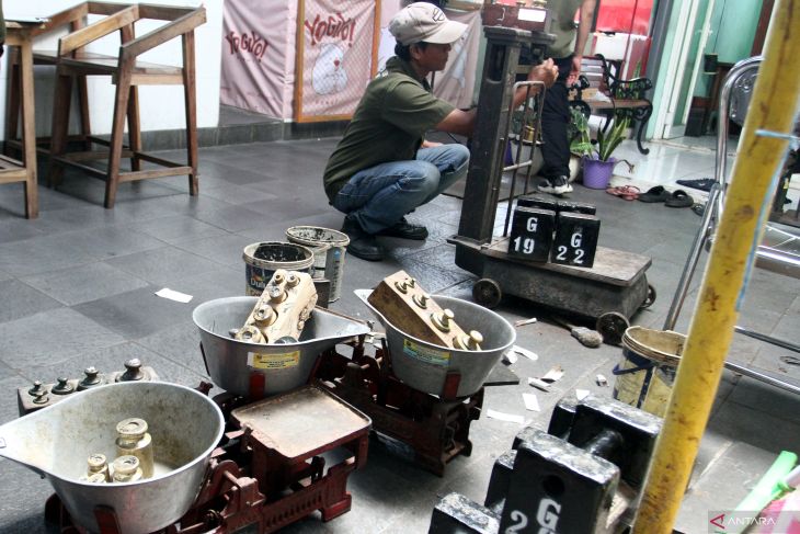 Tera ulang gratis timbangan pedagang di pasar Malang