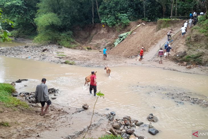 Warga desak Pemda segera perbaiki jembatan di Pasar Pulubala
