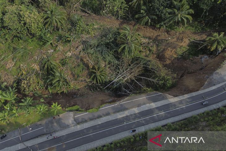 Jalan penghubung Ciamis-Pangandaran longsor