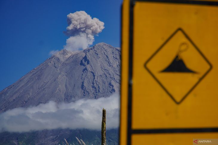 Erupsi Gunung Semeru semburkan abu vulkanis