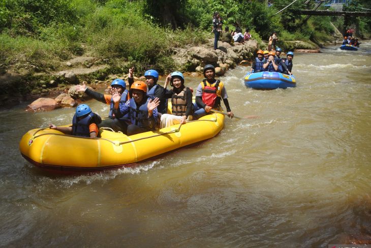 Wisata arung jeram Sungai Samir