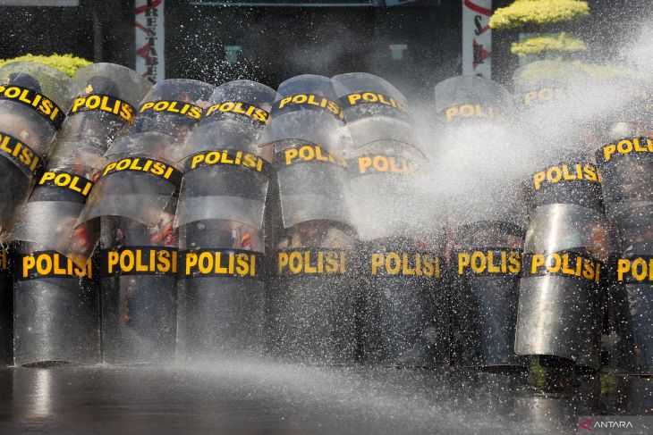 Latihan pengendalian massa pengunjuk rasa