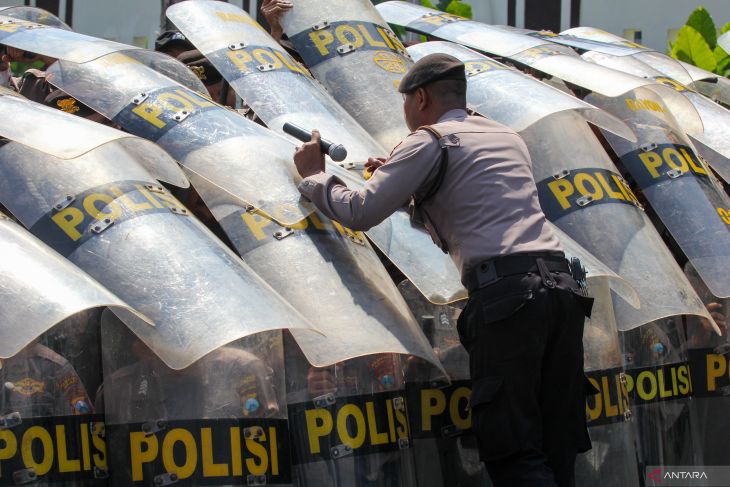 Latihan pengendalian massa pengunjuk rasa