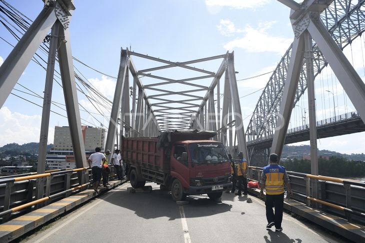Uji dinamis dan geometrik jembatan Mahakam I