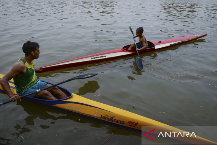 Pelatihan olahraga dayung untuk anak