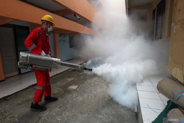 Pengasapan asrama haji di Surabaya