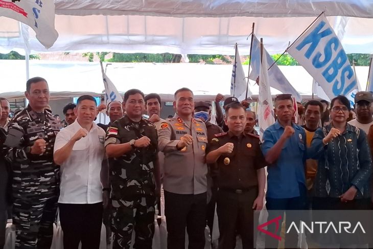 Kapolda NTT berdialog dengan ratusan buruh di Hari Buruh