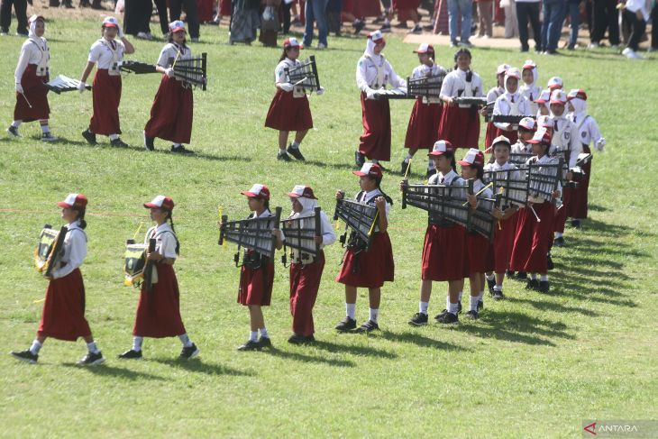 Pertunjukan kolosal memperingati Hardiknas di Batu