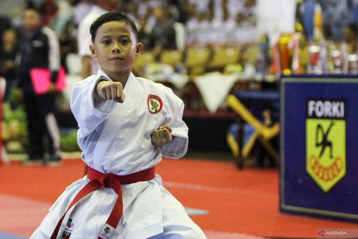 Kejurnas karate di Surabaya