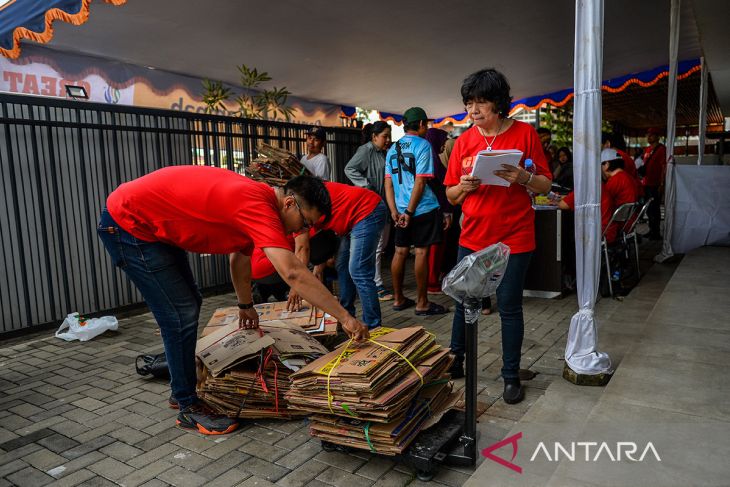 Bazaar belanja dengan sampah daur ulang