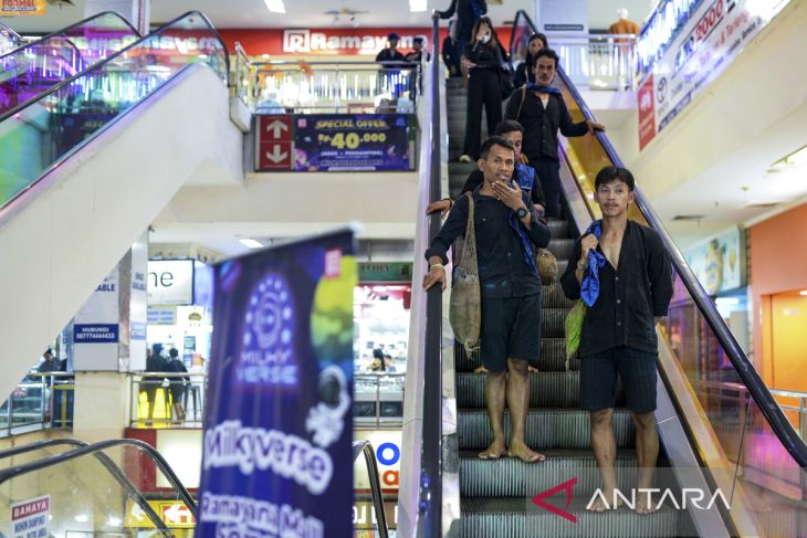 Suku Badui berkeliling di mal