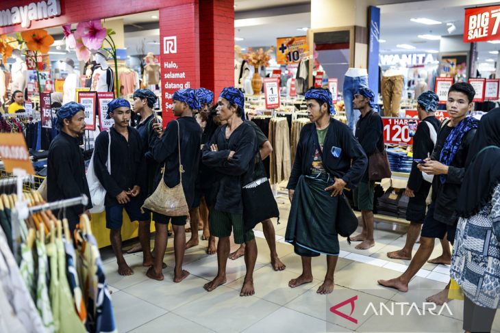 Suku Badui berkeliling di mal