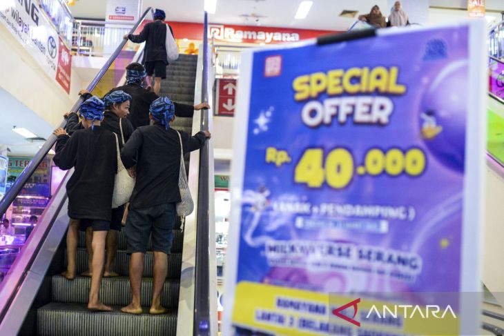 Suku Badui berkeliling di mal