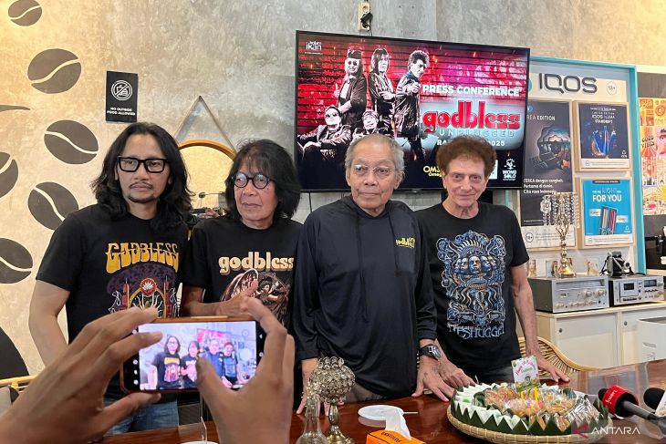 God Bless menggelar konser akustik perdana pada 17 Mei