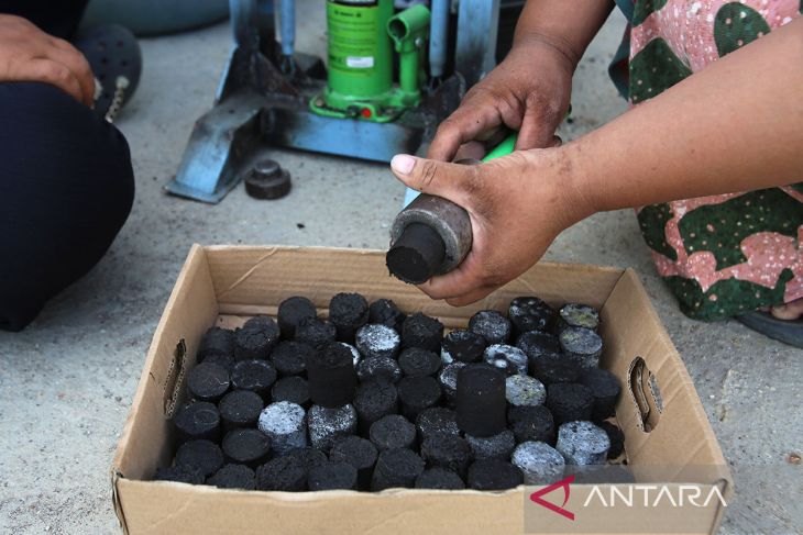 FOTO - UMKM perempuan produksi briket dari ampas kopi