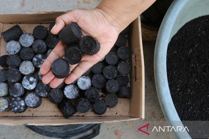 FOTO - UMKM perempuan produksi briket dari ampas kopi