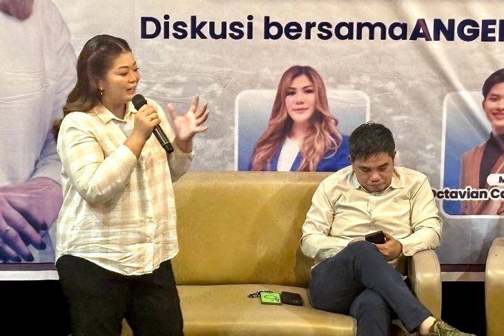 Angela-Suhuk diskusi dengan mahasiswa Mahakam Ulu di Samarinda