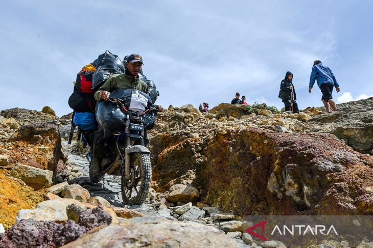 Jasa ojek di Gunung Papandayan
