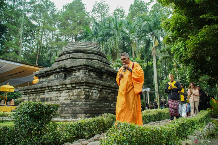 Perayaan Waisak di Candi Sumberawan Malang