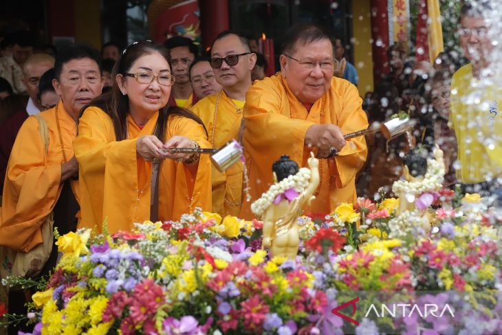Ritual memandikan rupang Buddha di Kalbar