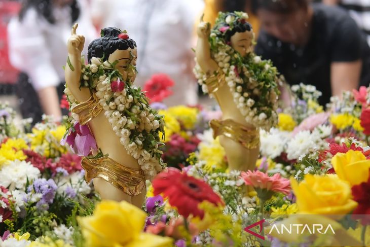 Ritual memandikan rupang Buddha di Kalbar