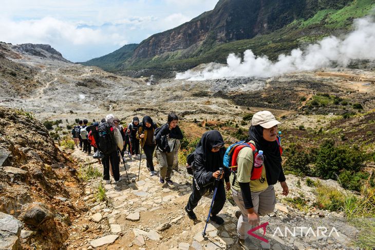Wisata libur panjang Waisak di Gunung Papandayan