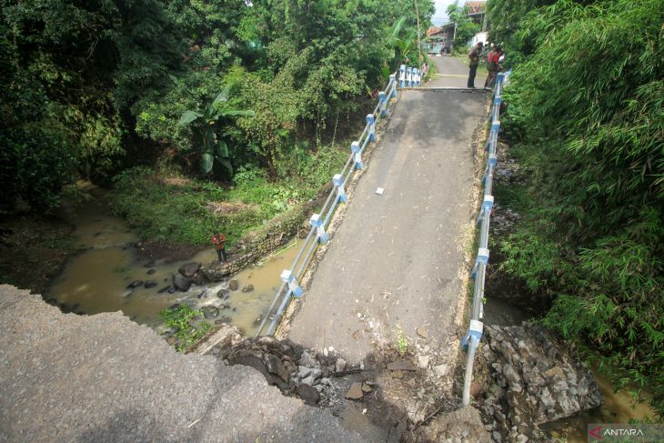 Jembatan ambrol di Pasuruan
