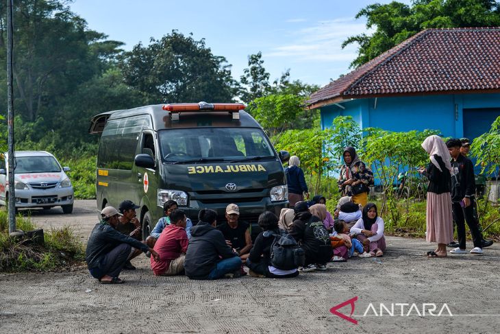 Keluarga korban ledakan pemusnahan amunisi di Garut