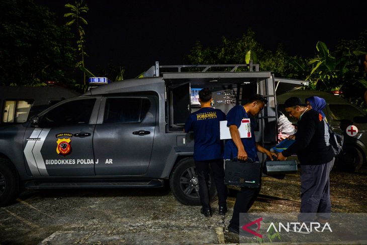 Pengambilan sampel keluarga korban ledakan di Garut