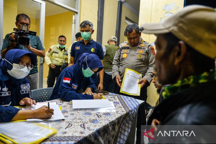 Pengambilan sampel keluarga korban ledakan di Garut