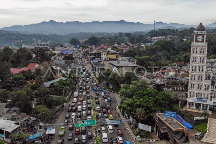 Kepadatan kendaraan libur Waisak di Puncak Bogor