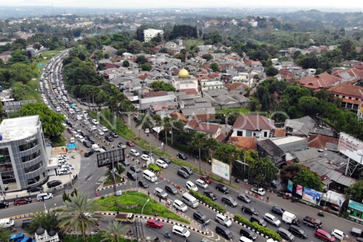 Kepadatan kendaraan libur Waisak di Puncak Bogor