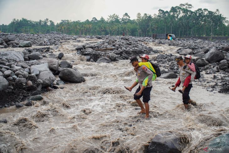 139 KK terisolasi akibat lahar hujan Gunung Semeru