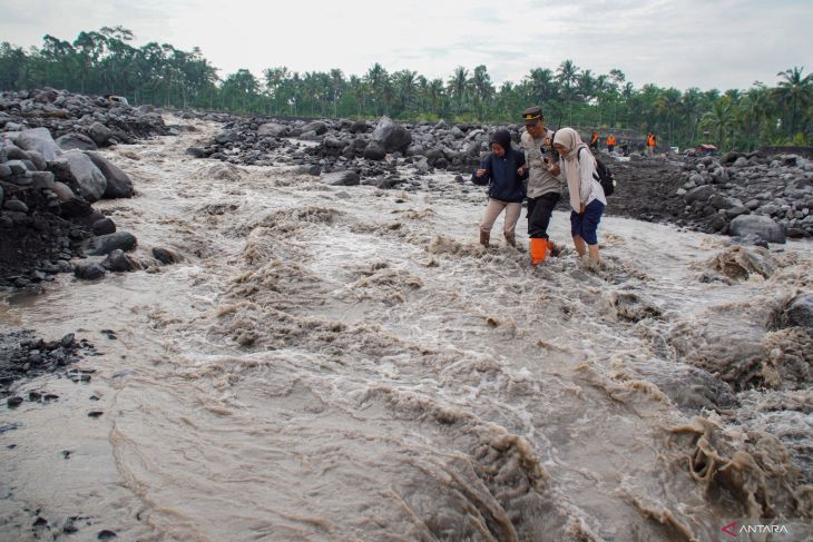 139 KK terisolasi akibat lahar hujan Gunung Semeru