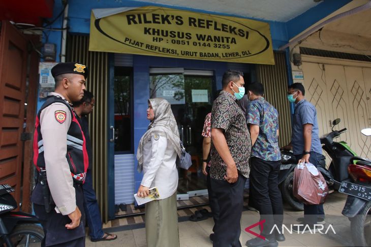 FOTO - Tim gabungan razia narkoba di pijat refleksi