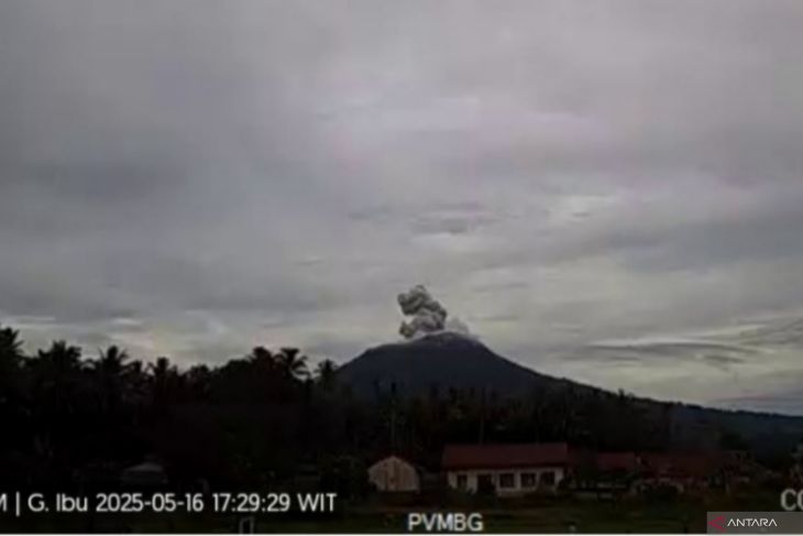 Gunung Ibu lima kali erupsi sepanjang Jumat