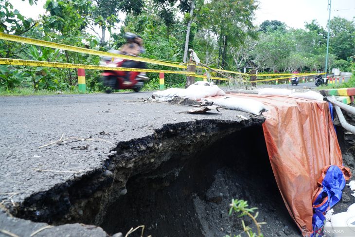 Jalan amblas tergerus banjir di Tulungagung